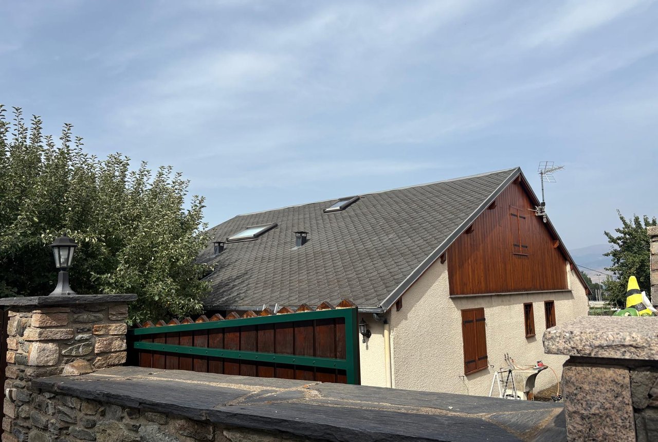 Avant travaux — Nettoyage de toiture, Toiture démoussée et remise en état — Aveyron