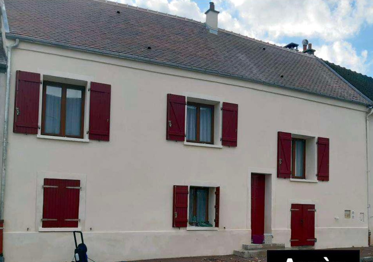 Façade entièrement ravalée après travaux de rénovation — T.E. COUVERTURE